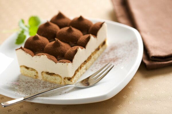 Dessert dolce e cremoso con granelli di cacao
