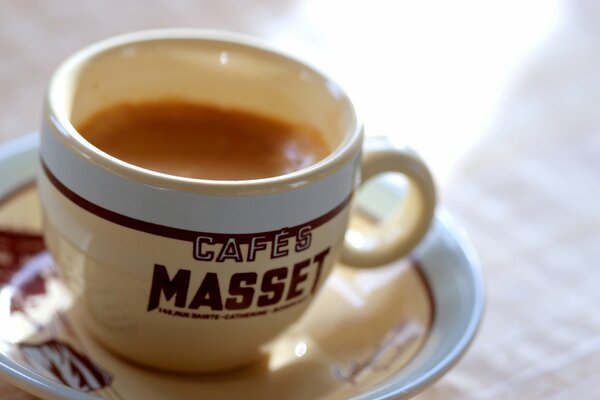 Tazza piena di caffè profumato