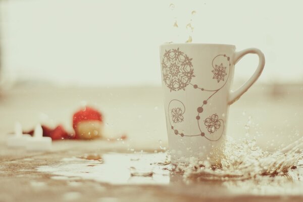 Wassertropfen brechen in eine Tasse