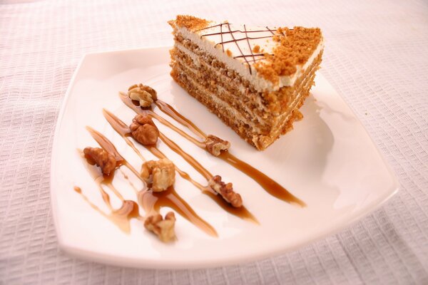 Fetta di torta con noci e latte condensato bollito