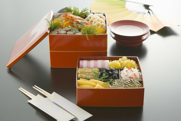 Gemüse mit Fisch und Oliven in der Lunchbox