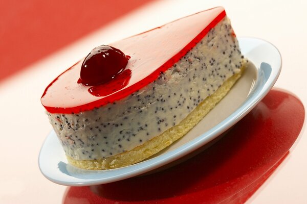 Morceau de gâteau à la gelée de cerise