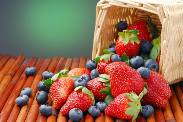 Cesto di fragole e mirtilli