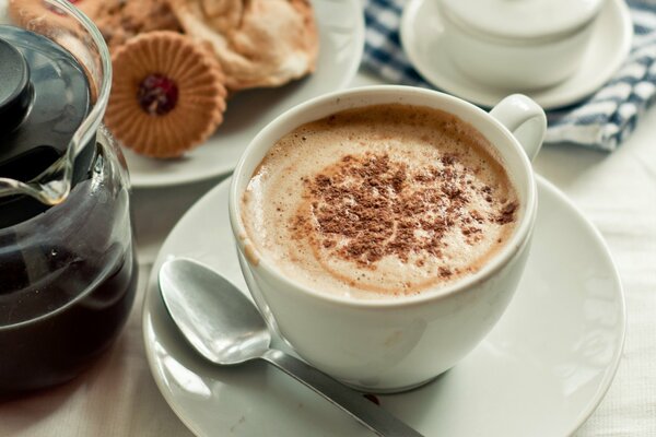 Una tazza di caffè profumato con panna