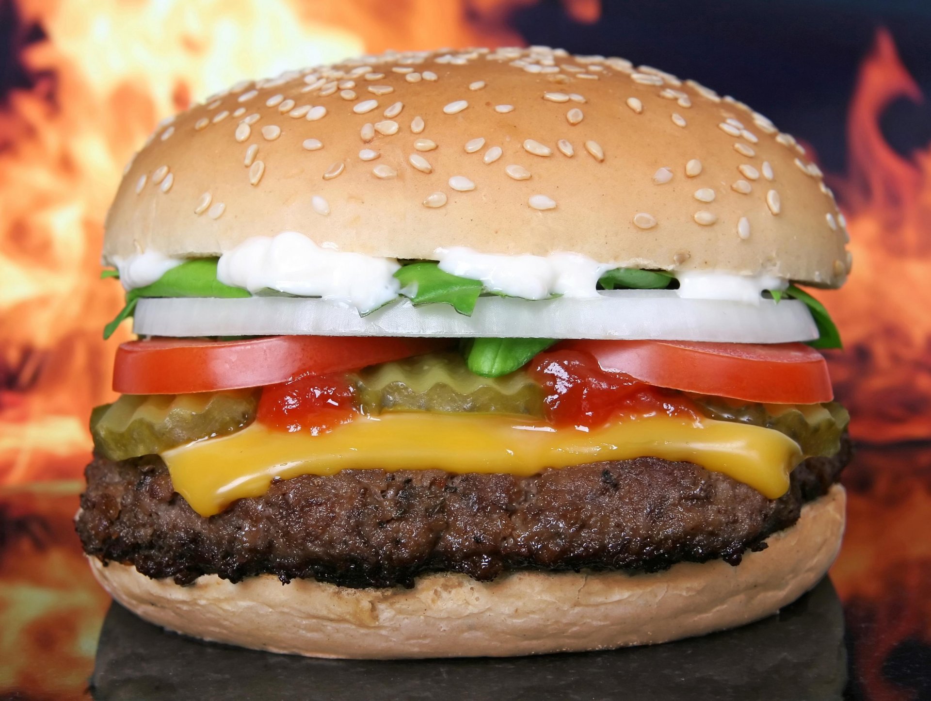 hamburger zwiebeln schnitzel tomaten käse brötchen