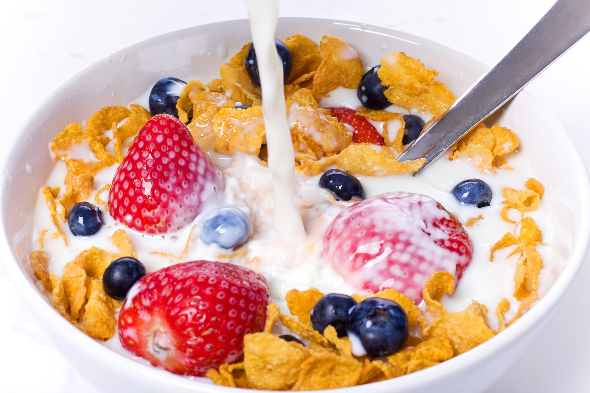 erdbeere essen beeren milch weißer hintergrund