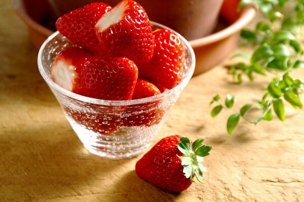 Leckere Erdbeeren auf dem Tisch