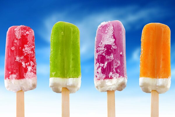 Popsicle multicolore sur fond de ciel