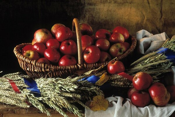 Manzanas rojas en una cesta de mimbre