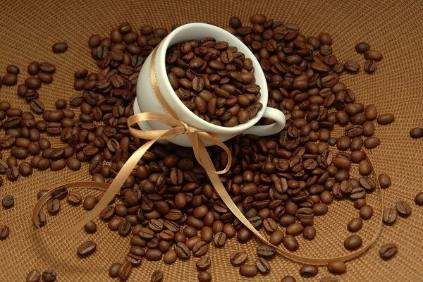 Kaffeetasse mit Kaffeebohnen auf Makro