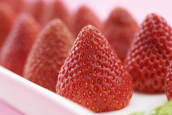 Regarder de plus près le dessert aux fraises