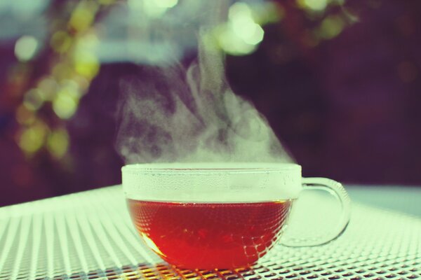 Чашка с ароматным горячим чаем