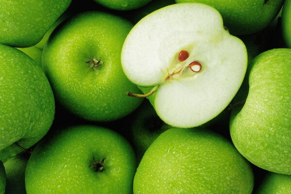 Manzanas verdes con gotas de rocío