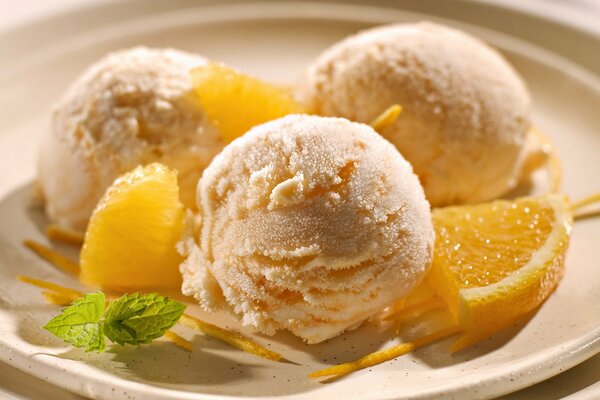 Assiette de crème glacée délicieuse en forme de boule