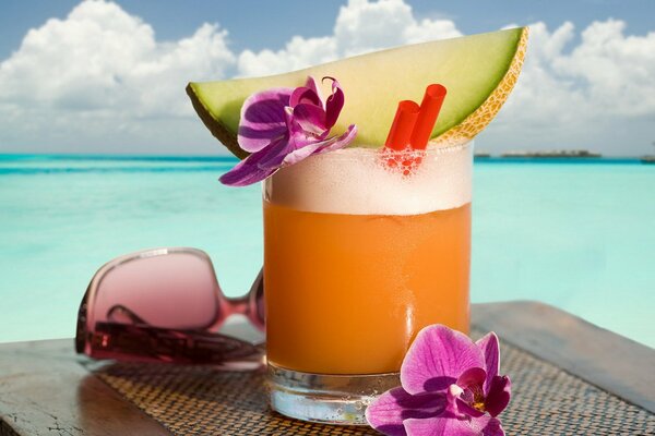 Тропический напиток на фоне моря