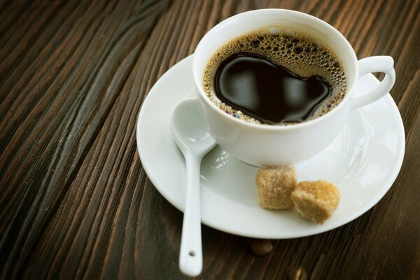 Eine Tasse heißen Kaffee liegt auf dem Tisch