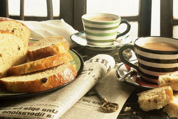 Petit-déjeuner avec café, pain et journal