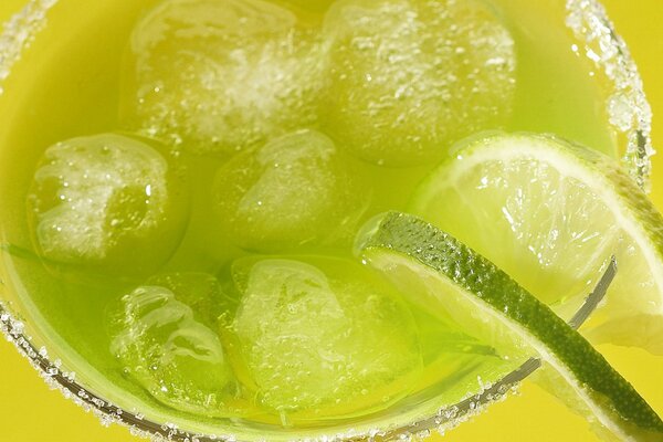 Verre avec boisson glacée et citron vert