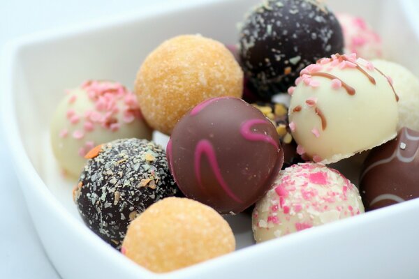 Bonbons ronds dans une assiette carrée