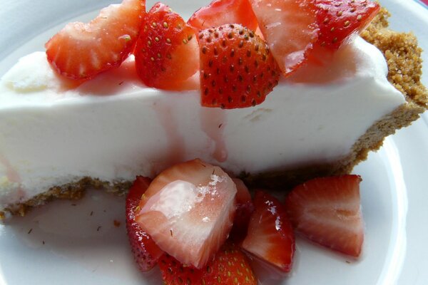 Tranches de fraise tranche de gâteau dans une assiette