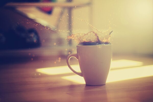 Утренние лучи и брызги кофе