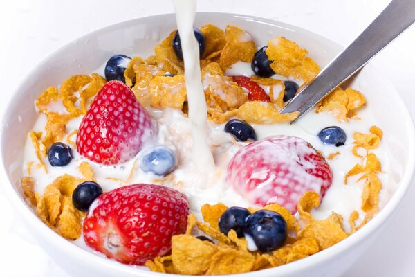 Crunchy flakes with blueberries and strawberries