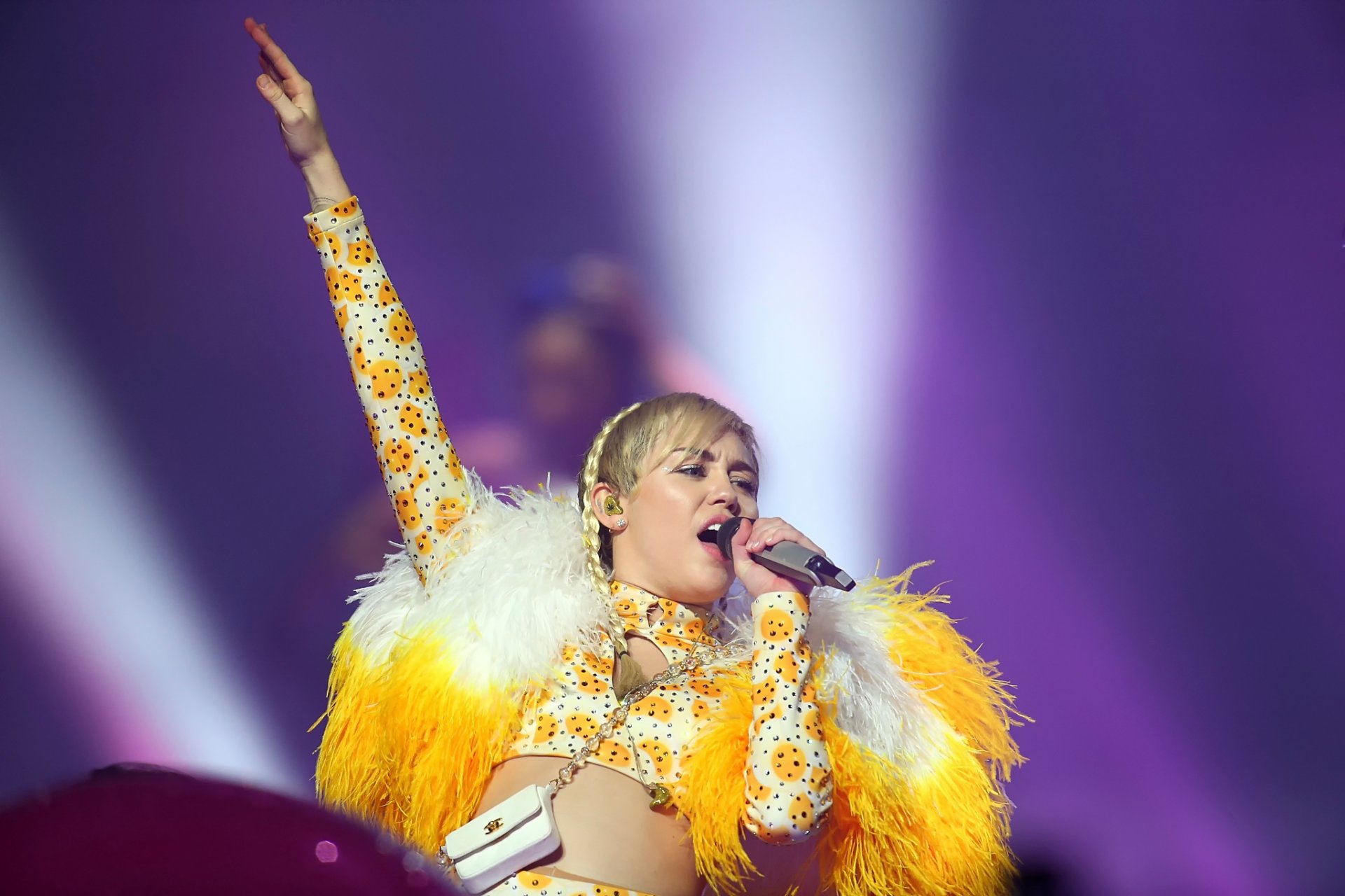 miley cyrus piosenkarka wykonuje live w perth