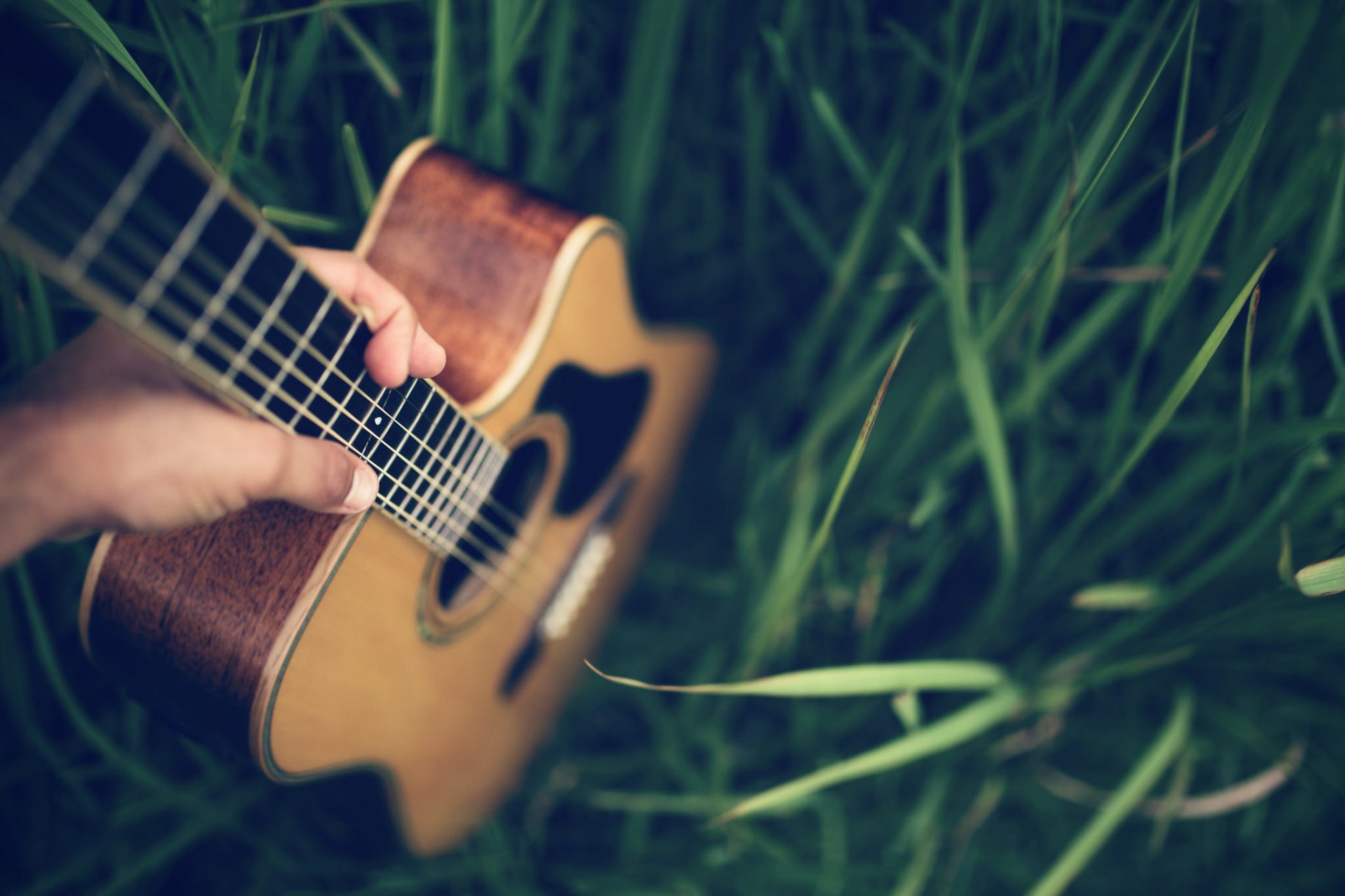 guitarra mano dedos cuerdas