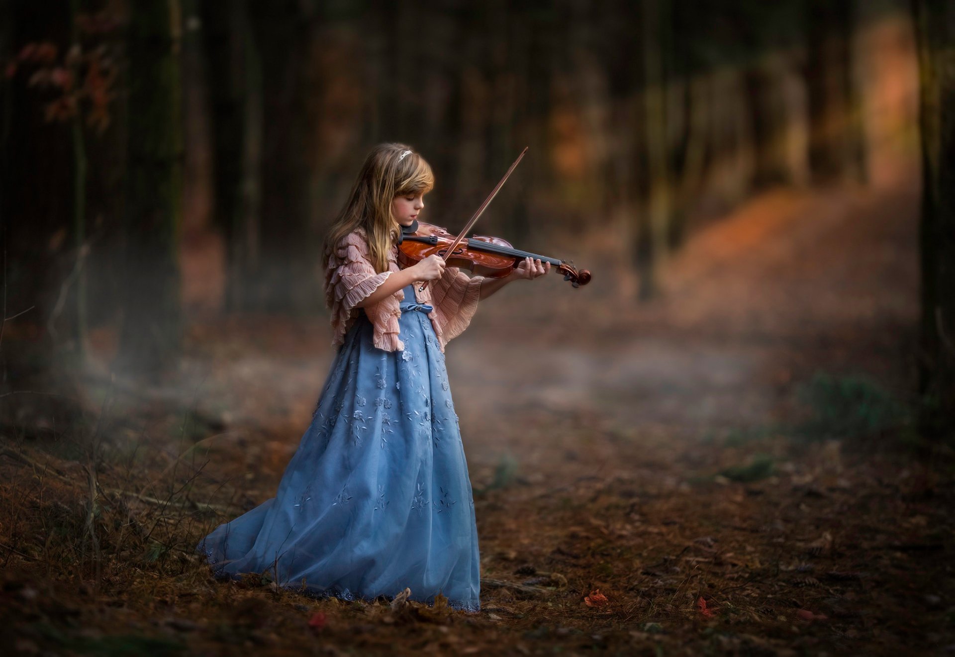 fille violon forêt