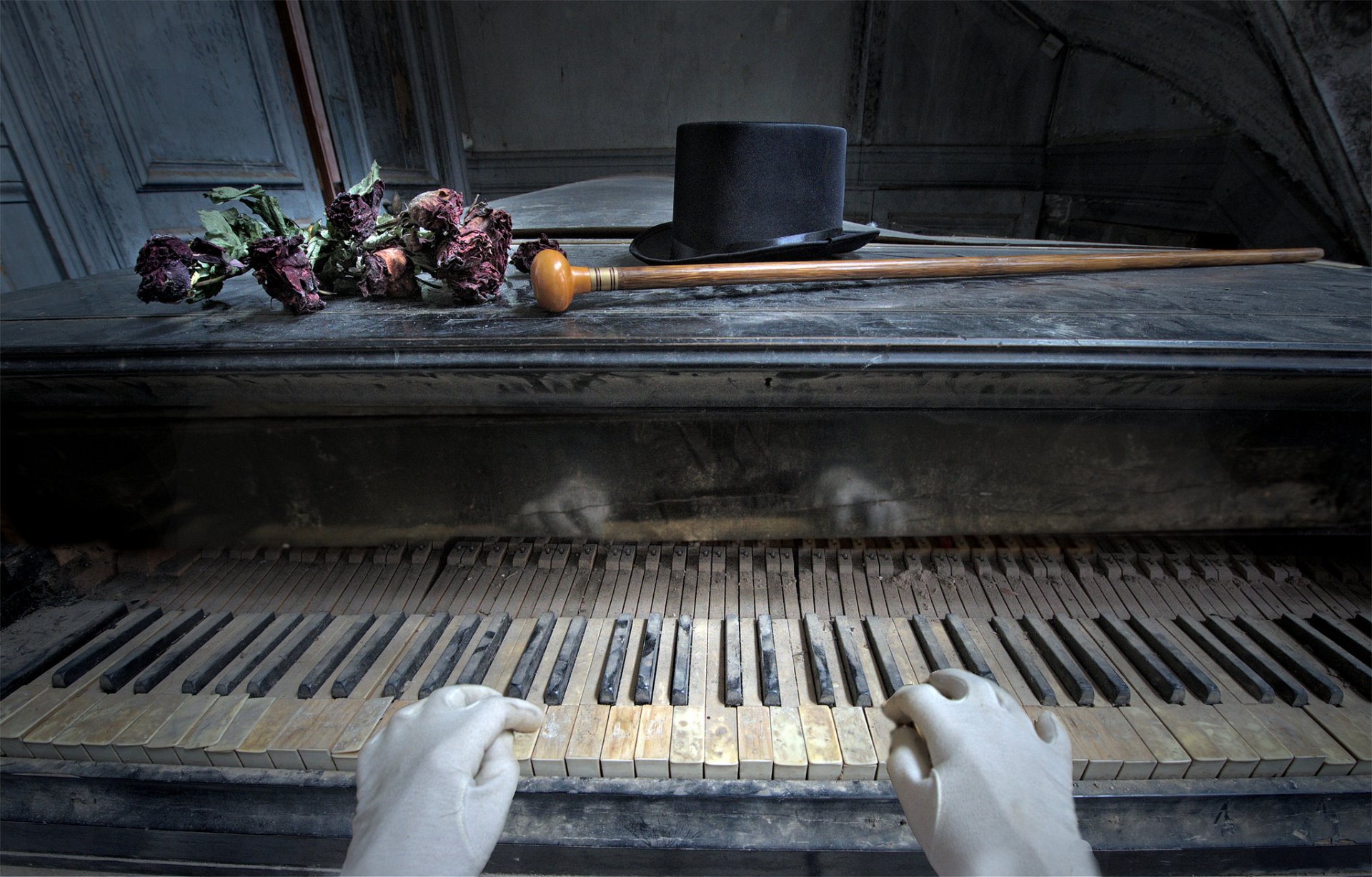 Пианино в паутине