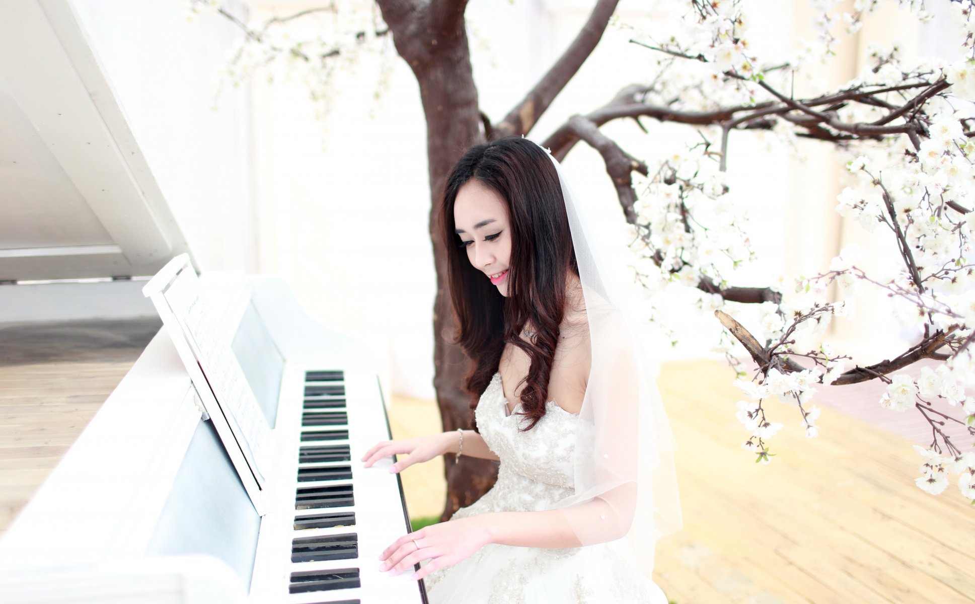 ragazza asiatica pianoforte sposa musica