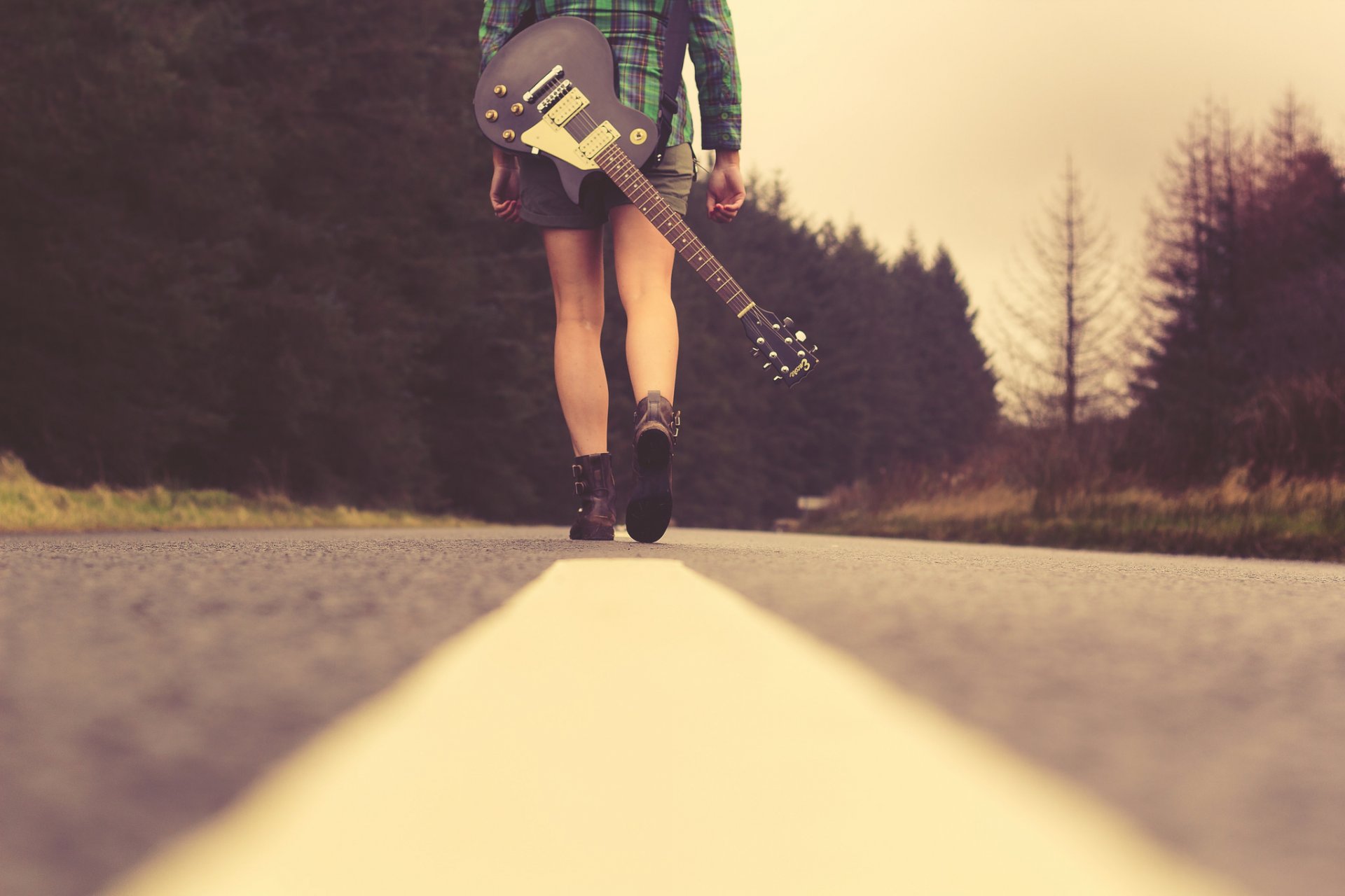 chica guitarra música carretera