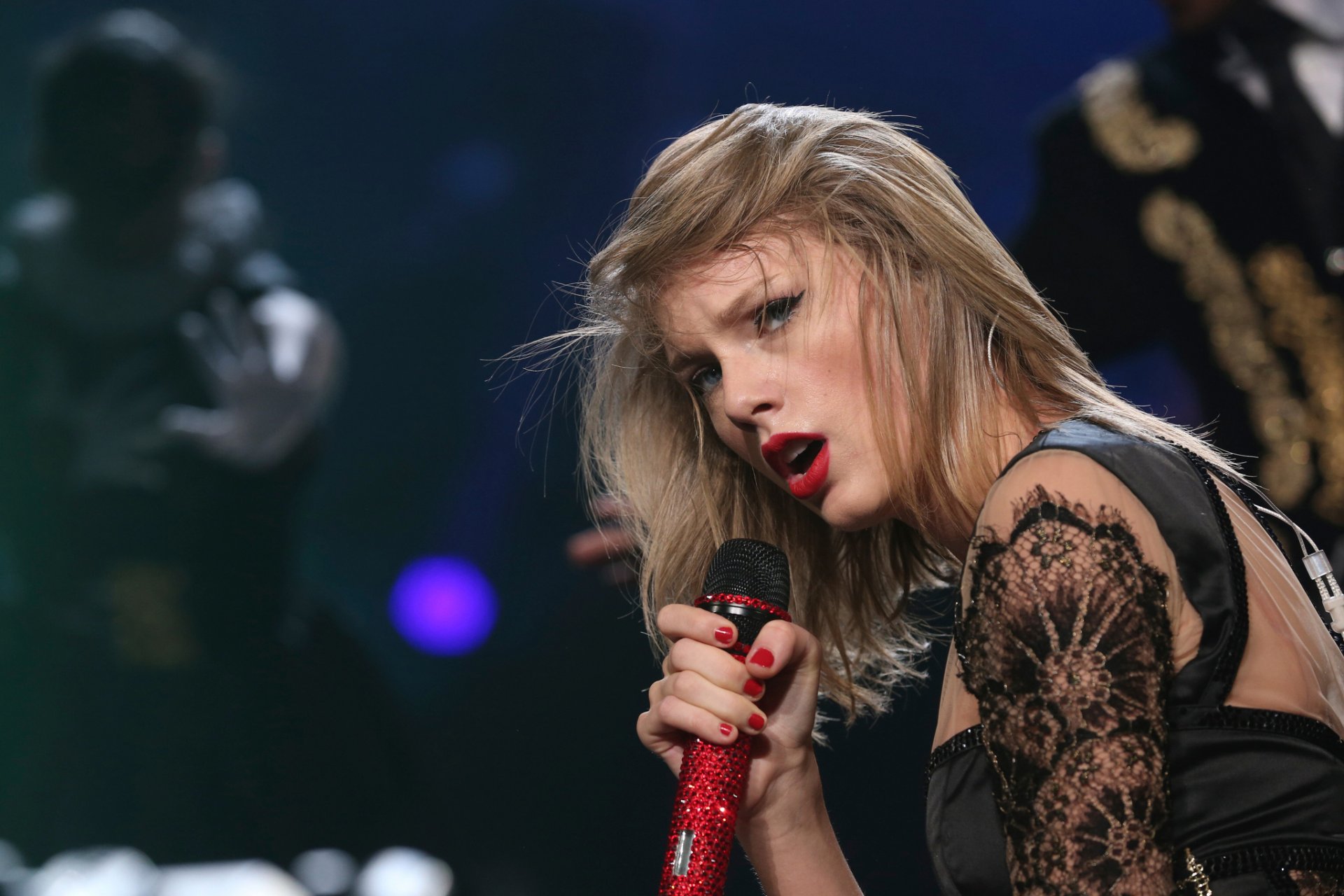 taylor swift micrófono gira roja tokio