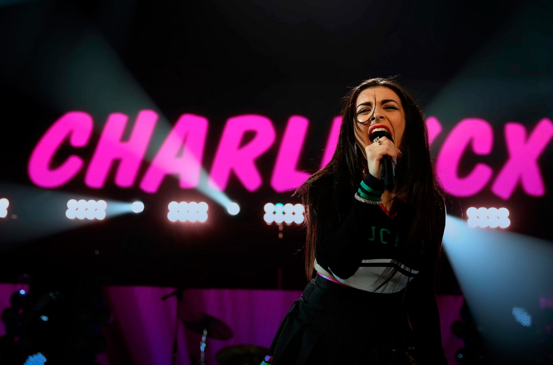 charlie xcx konzert performance sängerin