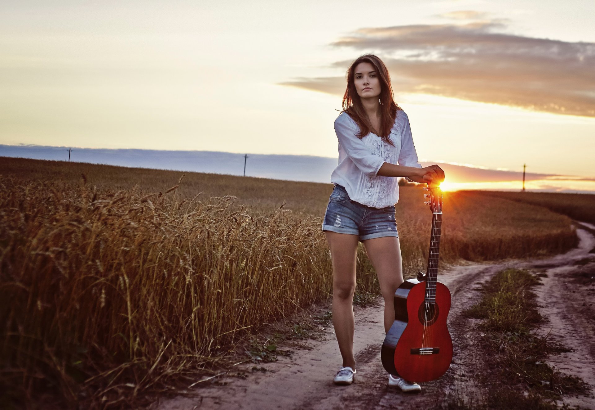 chica guitarra puesta de sol