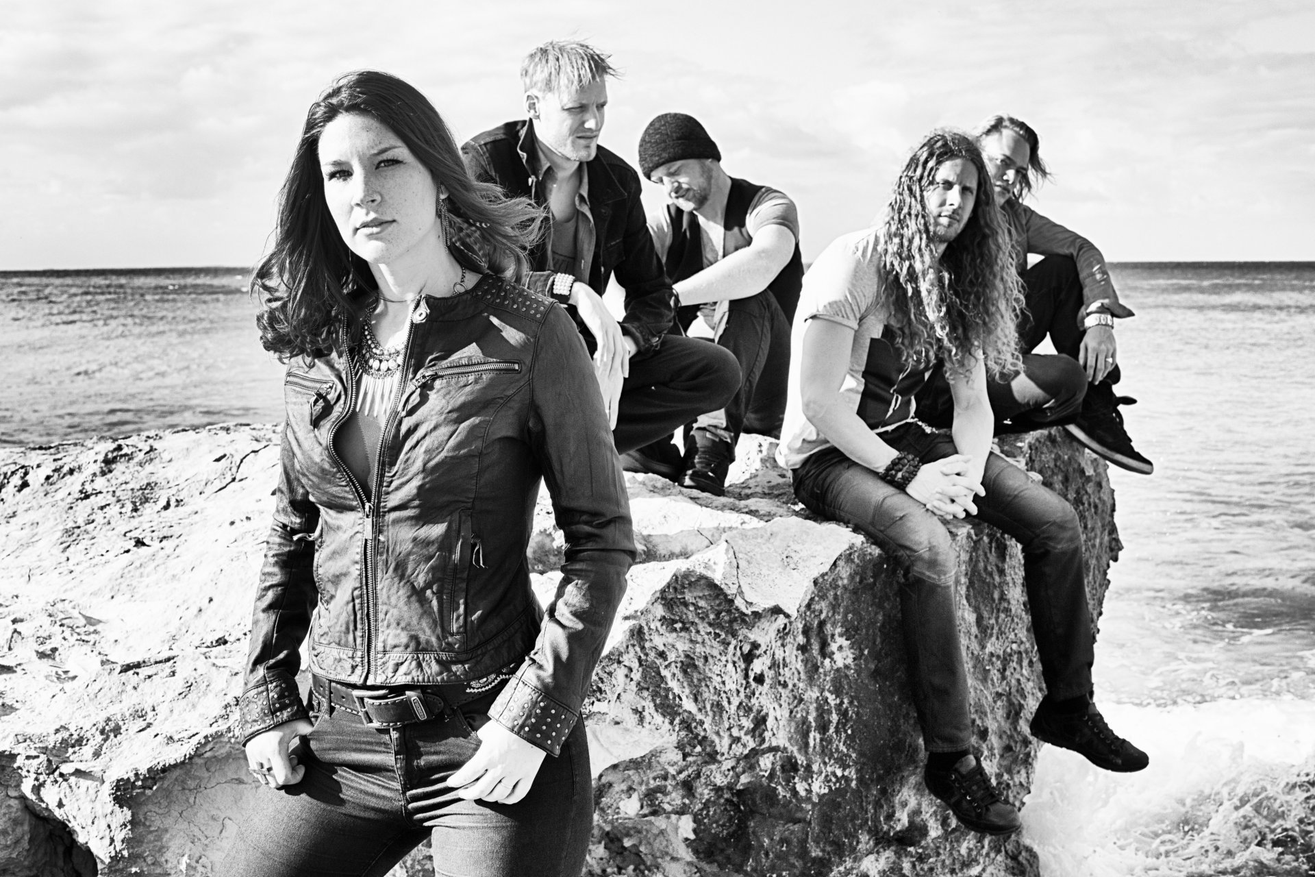 delain gruppo rossa charlotte wessels bw giacca pietra sedersi