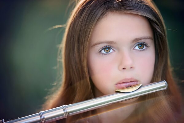 Retrato de una niña con una flauta en el sol