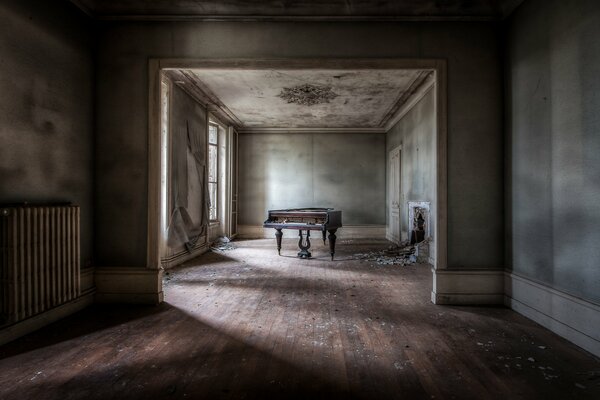 Camera oscura con pianoforte e finestra