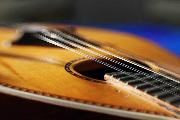 La chitarra poggia su un copriletto blu