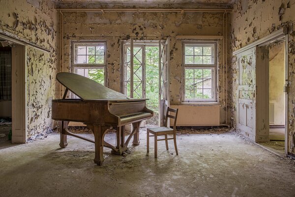 Piano en una habitación vacía y abandonada