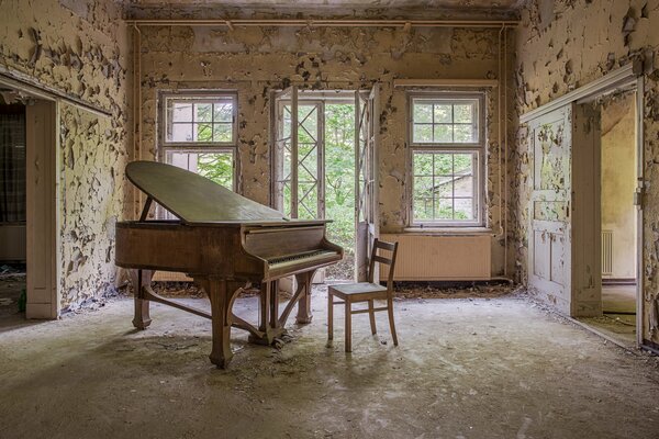 Piano dans une pièce vide et abandonnée