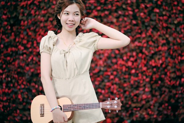 Ragazza sorridente con chitarra in mano