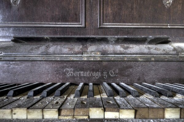 Viejo piano en el polvo de las teclas