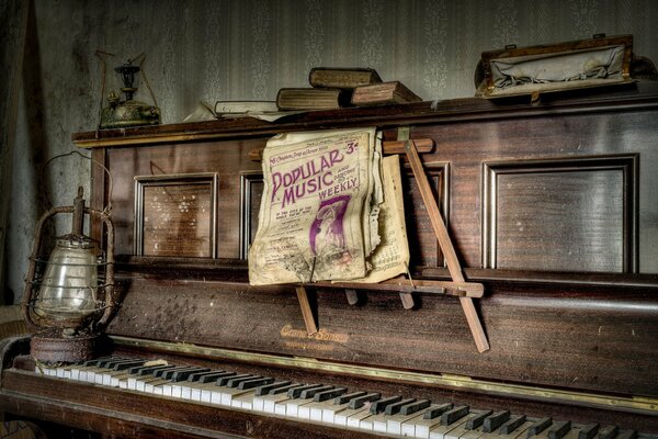 Vieux piano avec des notes brûlées