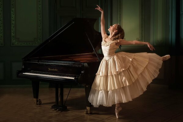 Bailarín de ballet al lado del piano, sesión de fotos de Evelina godunova