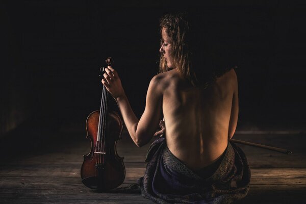 Chica desnuda con violín