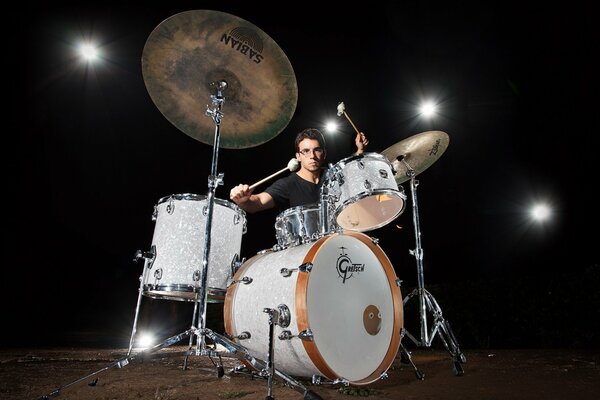 Musicien jouant d un instrument de percussion