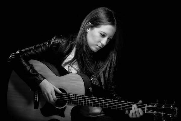 Jenny toca la melodía de la guitarra