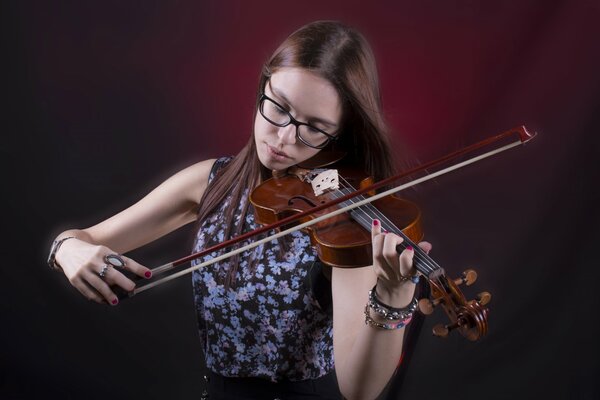 Chica con el pelo largo tocando el violín