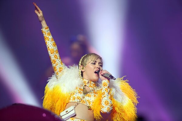 Chanson live interprétée par Miley Cyrus